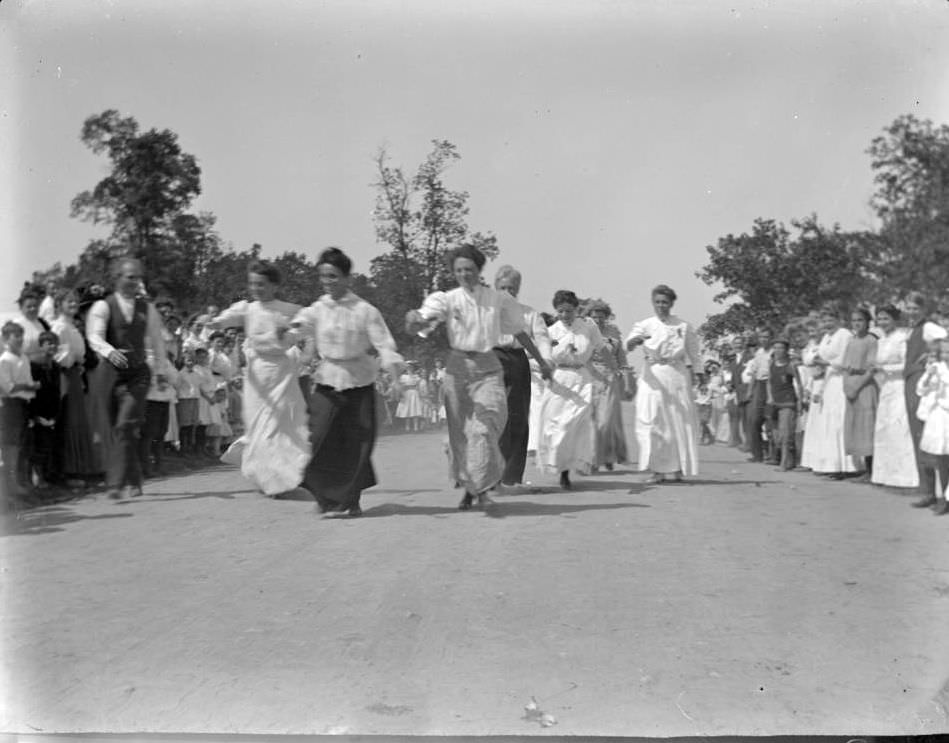 Women'S Egg Race At Orchard Beach, Bronx, 1909.