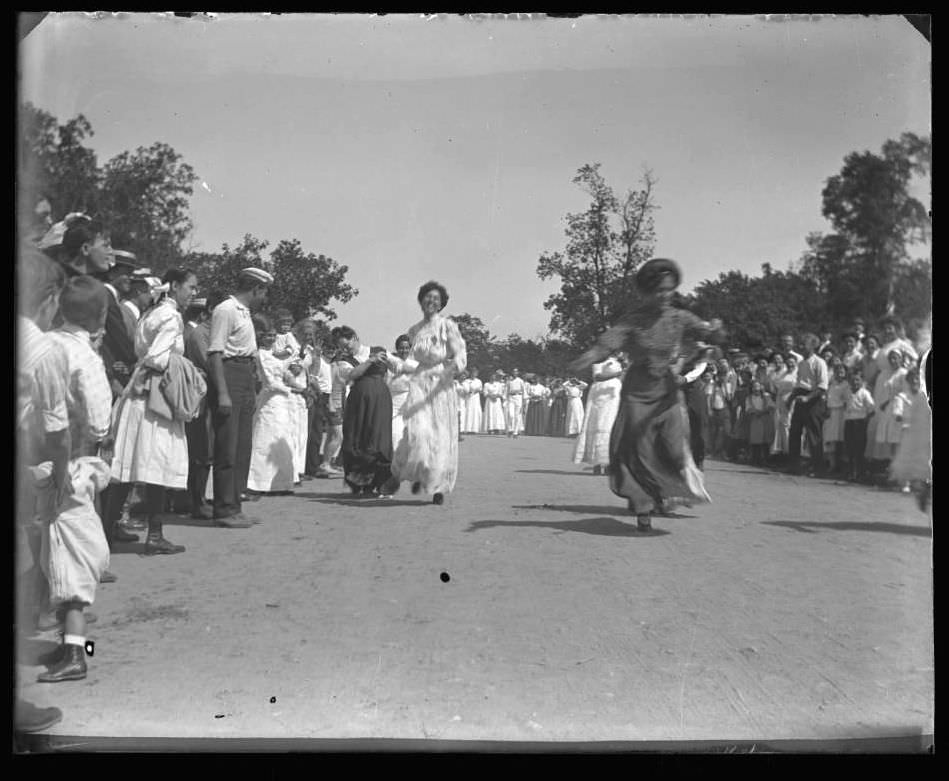 Women'S Egg Race At Orchard Beach, Bronx, 1909.