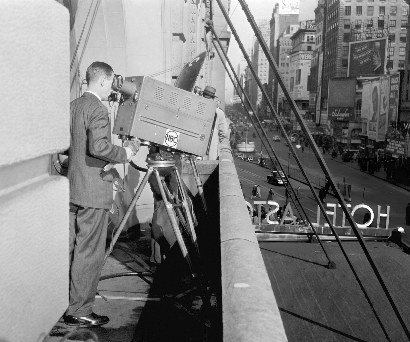 An Nbc Tv Crew Films The 1945 Macy'S Thanksgiving Day Parade, 1945.