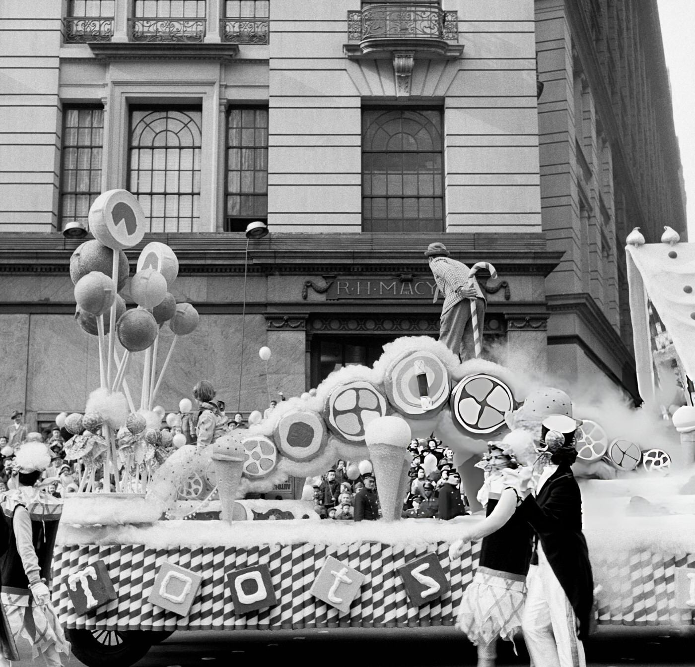 A Float Passes By During The 1954 Macy'S Thanksgiving Day Parade, 1954.