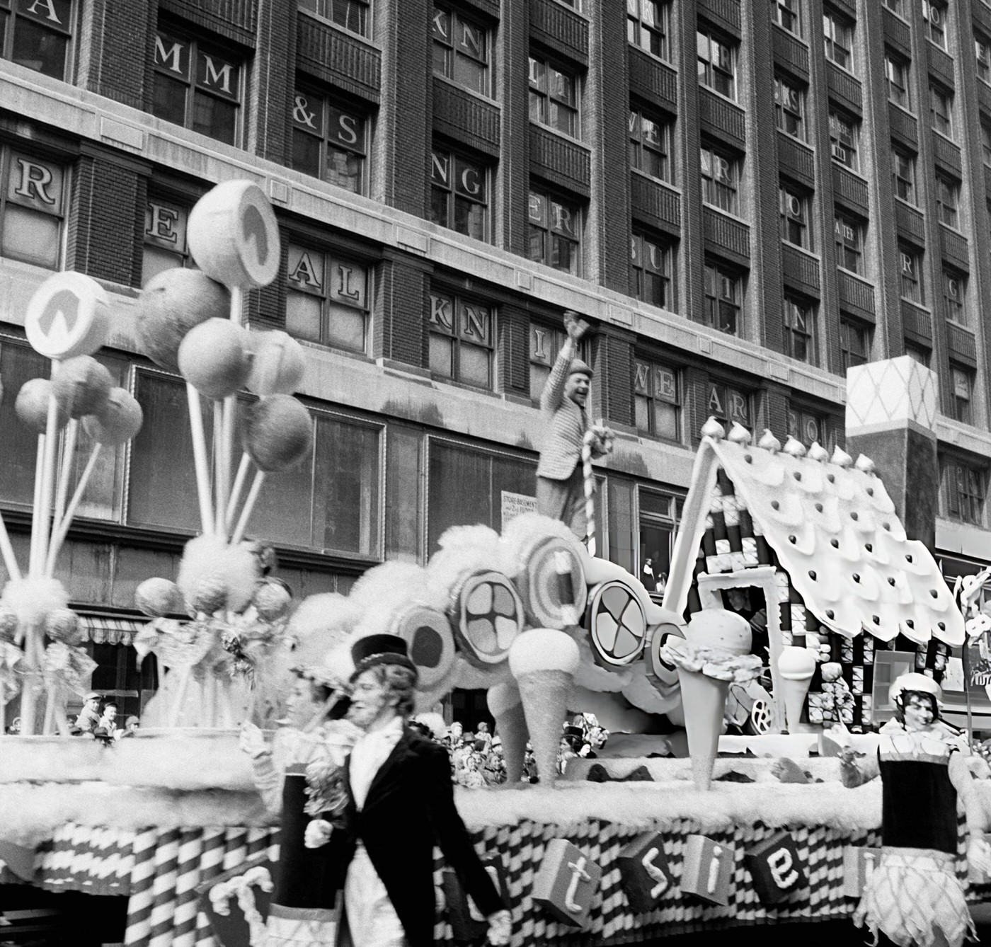 A Float Passes By During The 1954 Macy'S Thanksgiving Day Parade, 1954.
