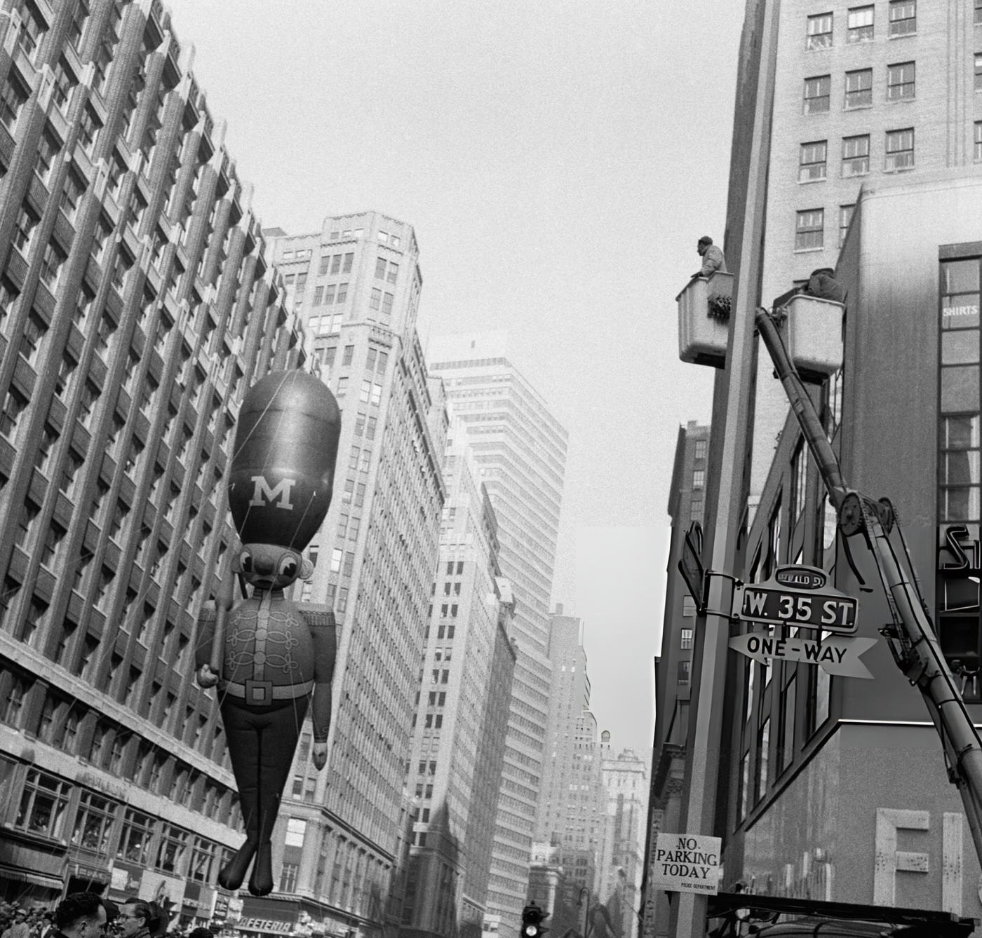 Large Balloons Pass Overhead During The 1954 Macy'S Thanksgiving Day Parade, 1954.