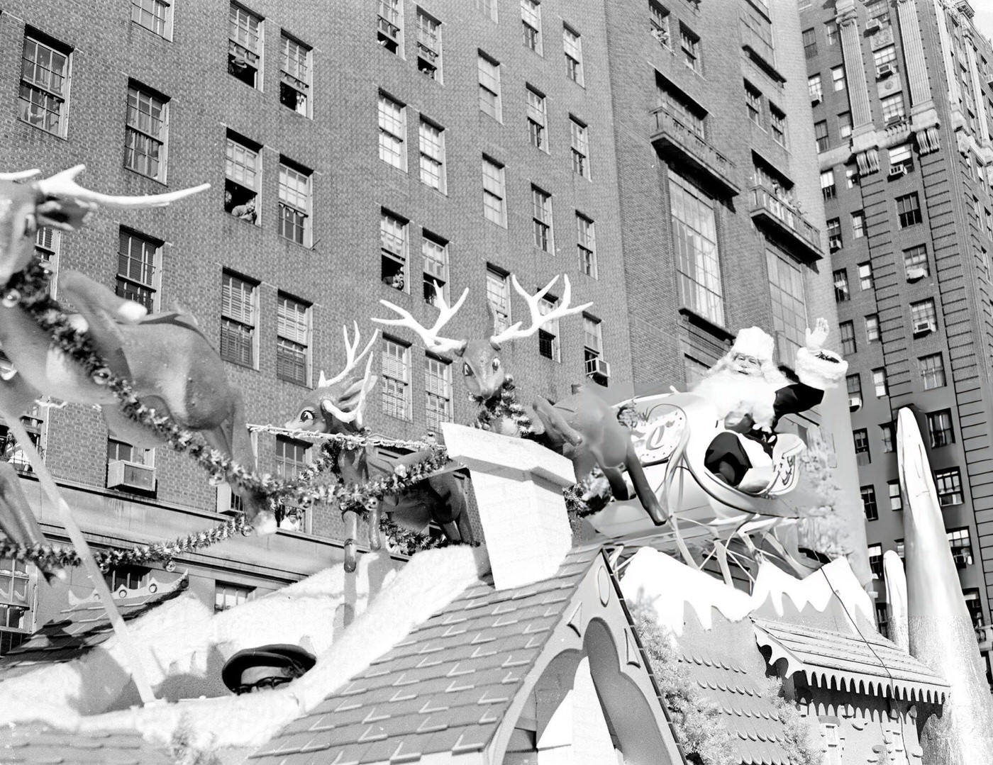 Children Get A Preview Of Santa Claus Waving From A Float During Macy'S Thanksgiving Day Parade, 1956.