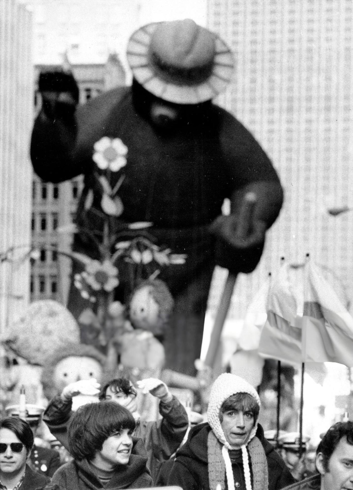 Penny Marshall And Cindy Williams Of &Amp;Quot;Laverne And Shirley&Amp;Quot; At Macy'S Thanksgiving Day Parade, 1972.