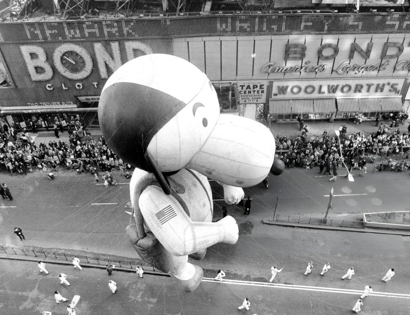 Snoopy, Linus The Lion, Mickey Mouse, And Happy Dragon Are Featured At Macy'S Thanksgiving Day Parade, 1972.