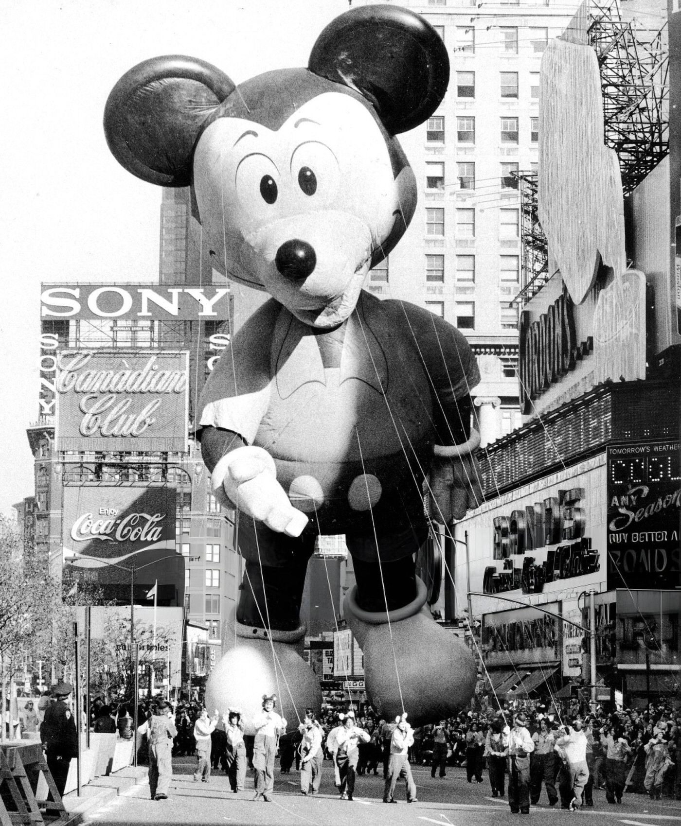 Snoopy, Linus The Lion, Mickey Mouse, And Happy Dragon Are Featured At Macy'S Thanksgiving Day Parade, 1972.