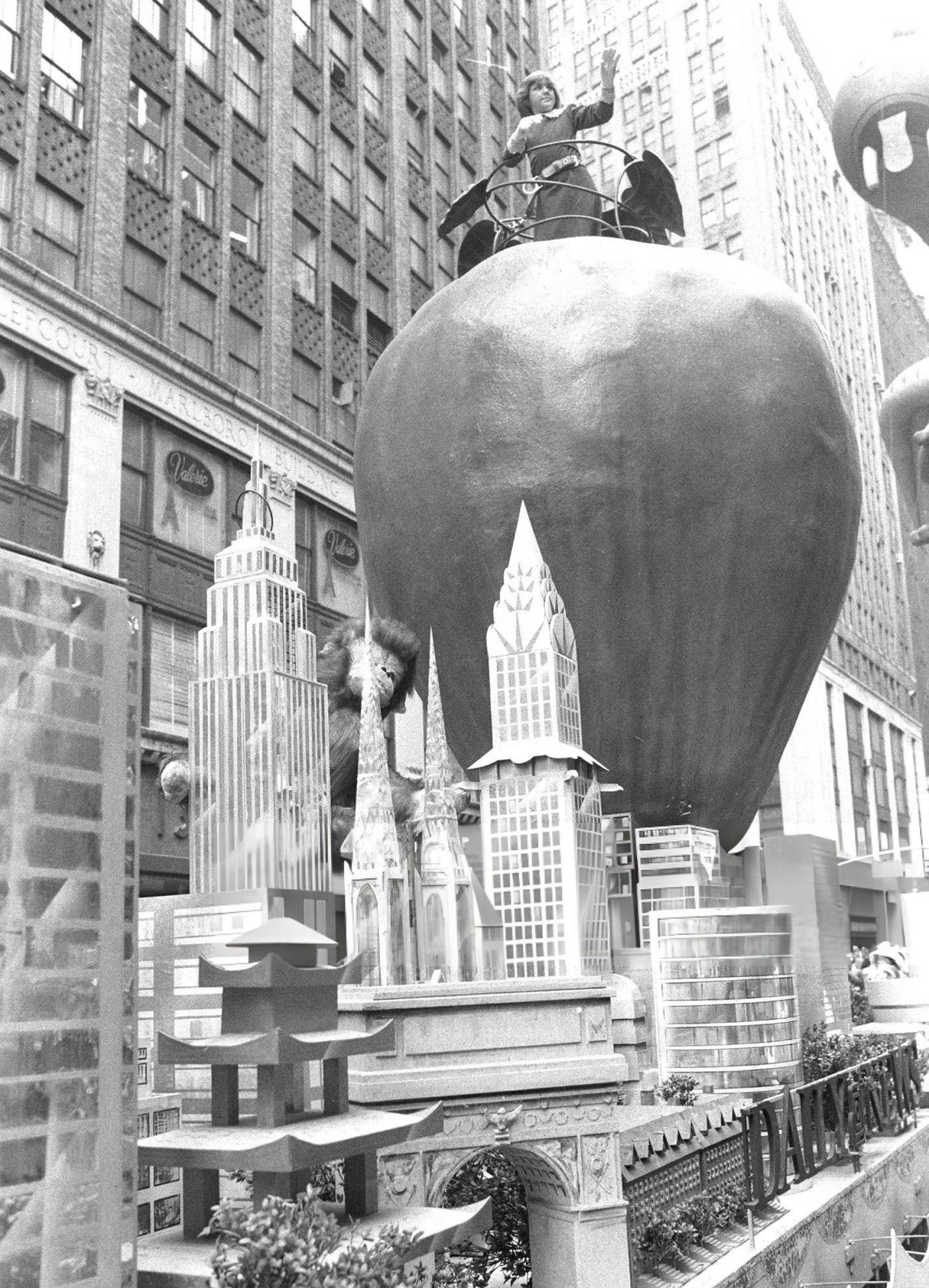 Broadway'S &Amp;Quot;Annie&Amp;Quot; Star Andrea Mcardle Leads The Parade Down Broadway On The Daily News Float In The 51St Annual Macy'S Thanksgiving Day Parade, 1977.