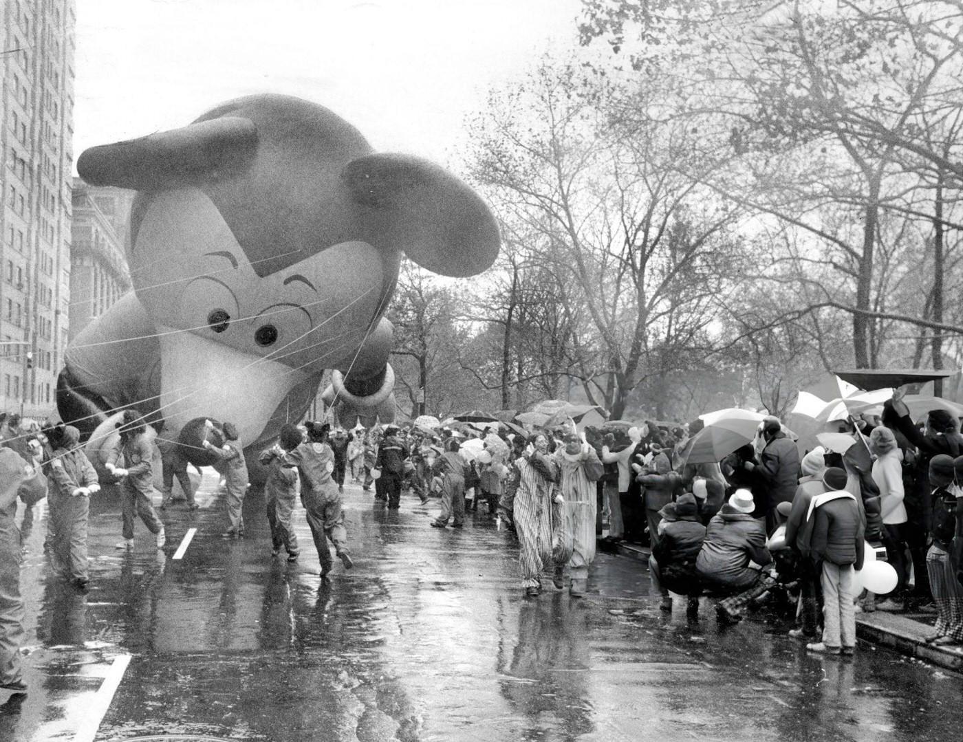 Handlers Of Mickey Mouse Wonder If It Will Get Off The Ground At 62Nd St. For Macy'S Thanksgiving Day Parade, 1972.
