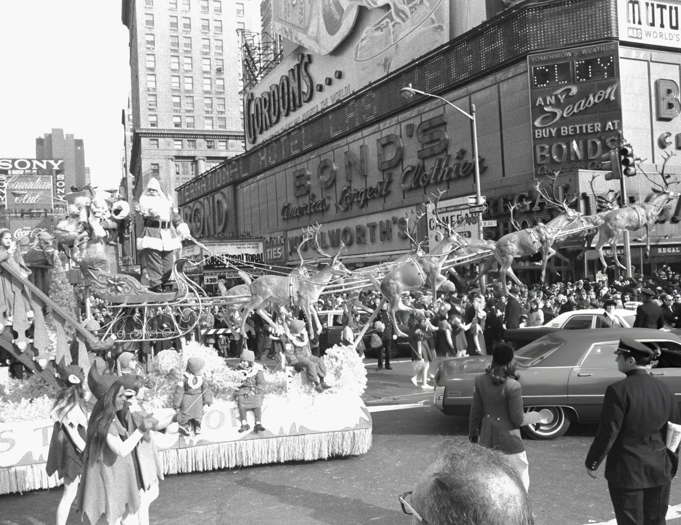 Santa Claus And His Reindeer Sail Through Macy'S Thanksgiving Day Parade In Times Square, 1970.