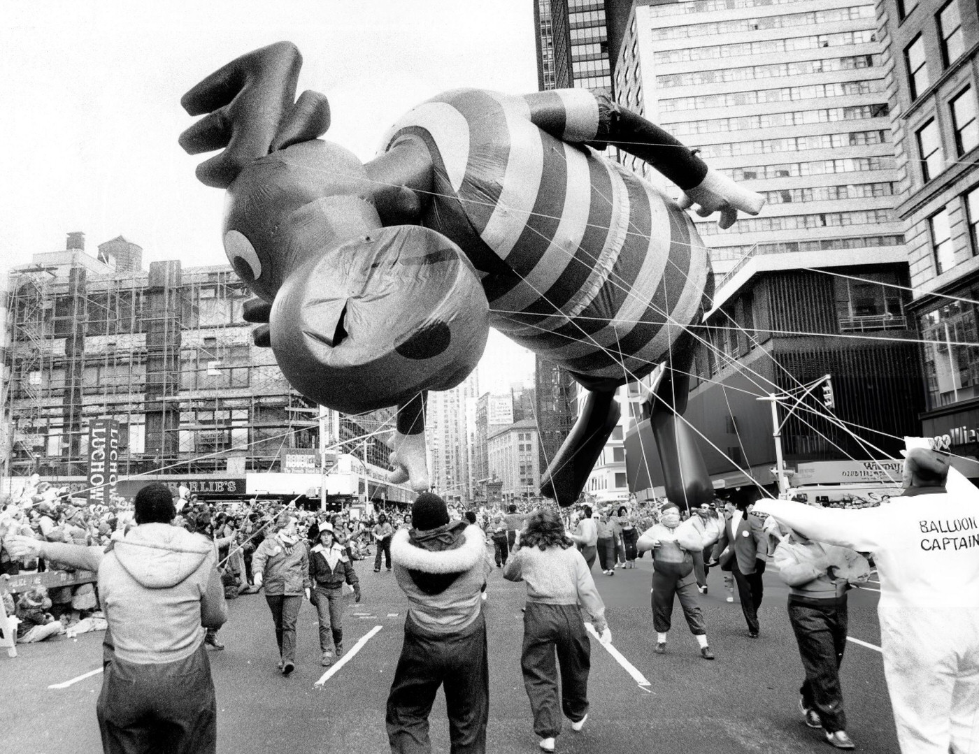 Macy'S Thanksgiving Day Parade Volunteers Struggle With The Bullwinkle Balloon After Its Nose Was Punctured.
