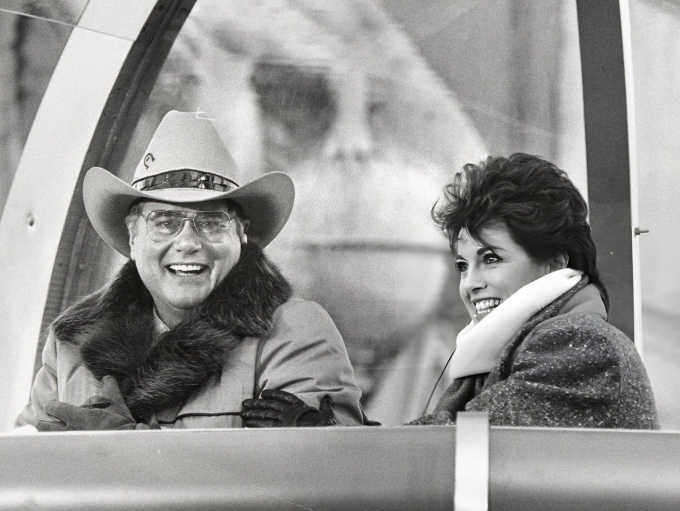 Larry Hagman And Linda Gray During The 56Th Annual Macy'S Thanksgiving Day Parade, November 23, 1982.