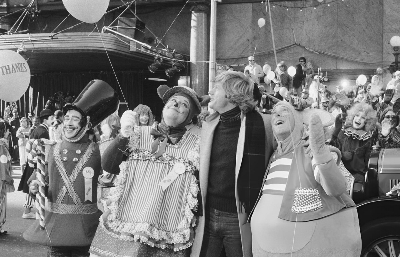 Little House On The Prairie Star Dean Butler With Parade Goers During The 1982 Macy'S Thanksgiving Day Parade.