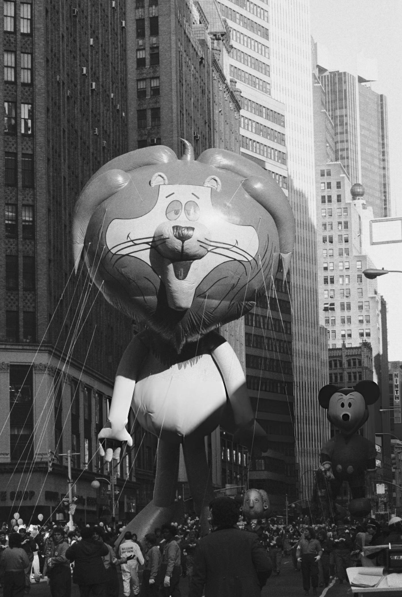 The Linus The Lionhearted Balloon Passes The Crowd During The 1982 Macy'S Thanksgiving Day Parade.