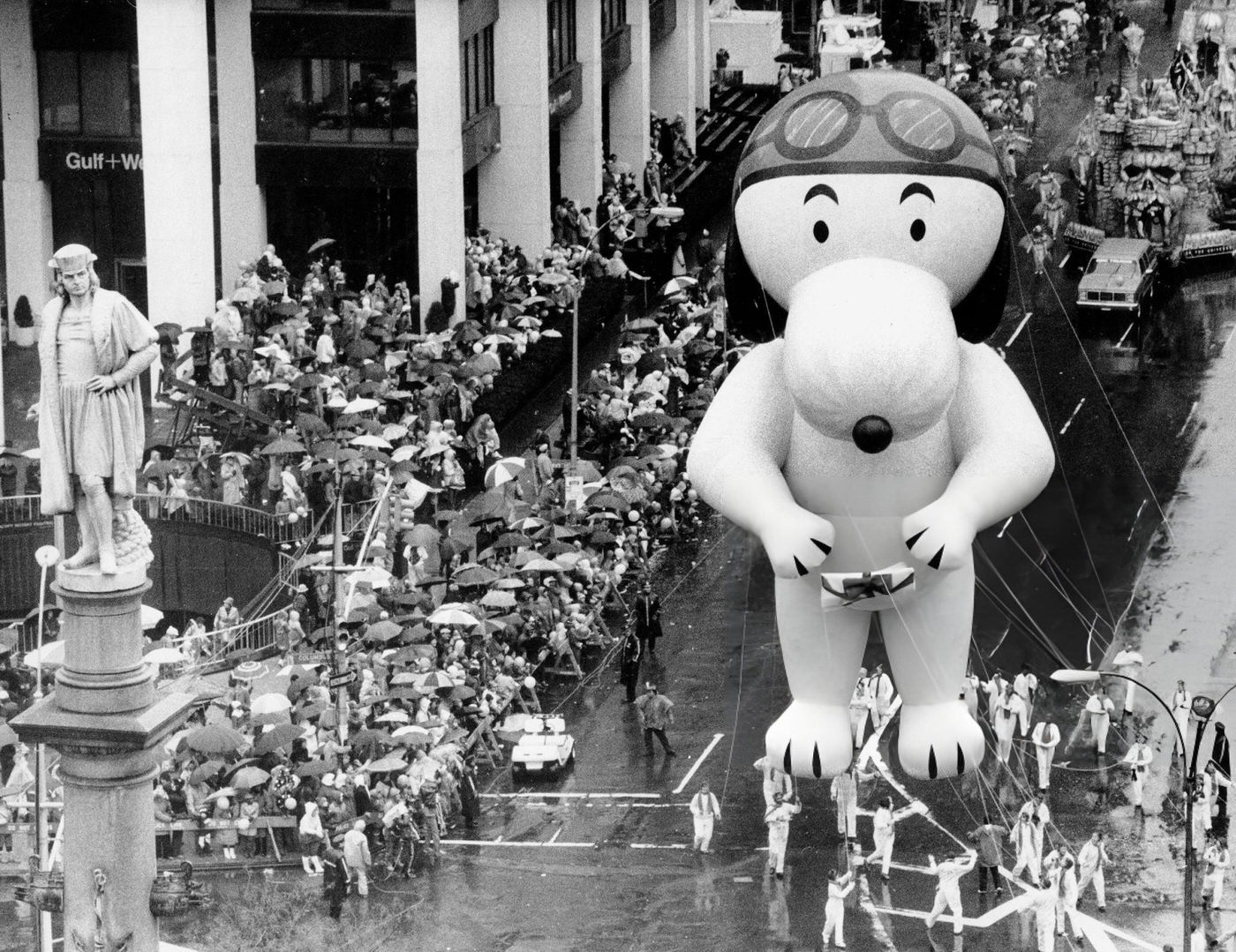 Snoopy Floats By The Christopher Columbus Statue As Thousands Cheer During The Macy'S Thanksgiving Day Parade.