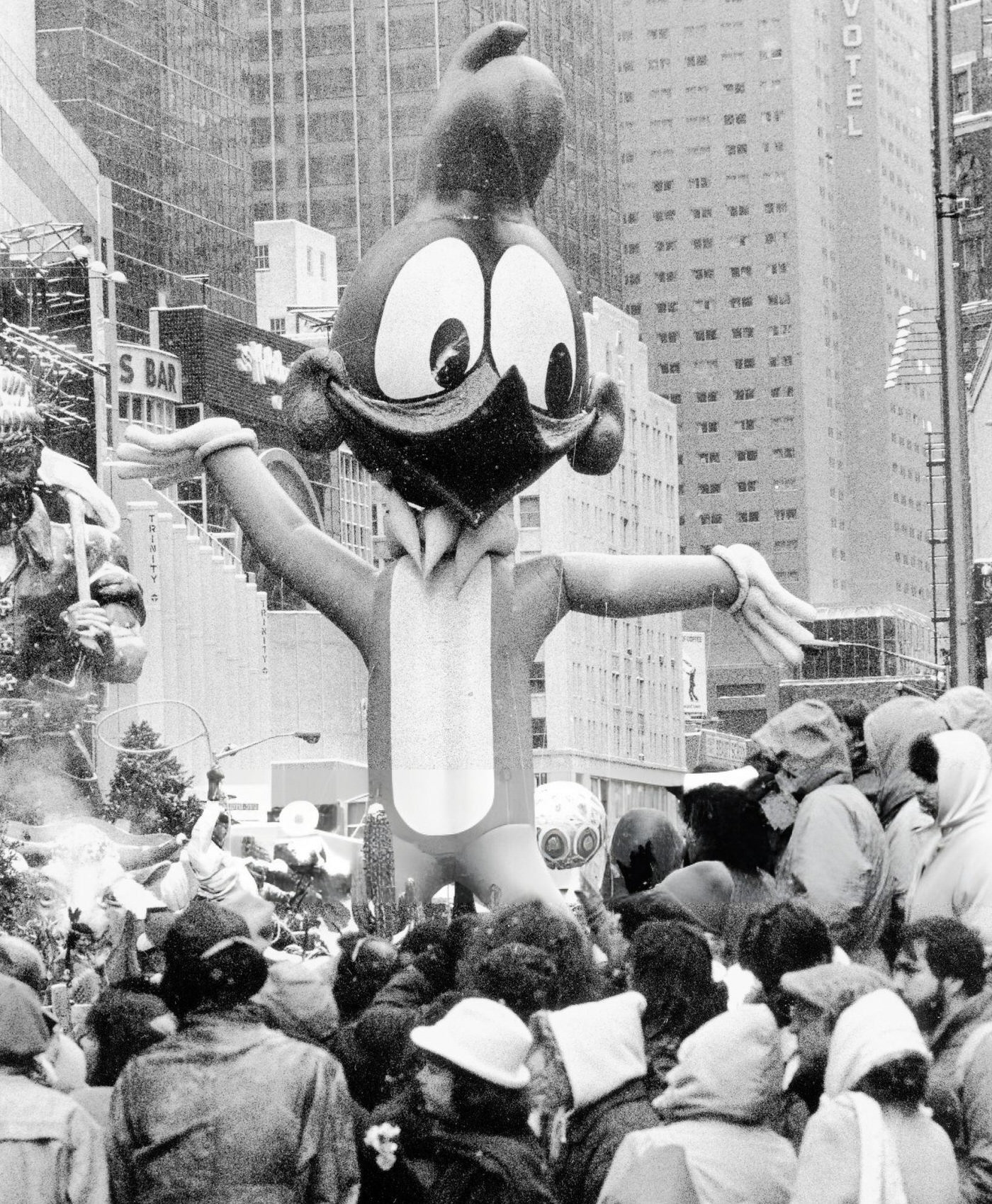 Woody Woodpecker Shrugs Off The Cold And Snow In Times Square During The Macy'S Thanksgiving Day Parade.