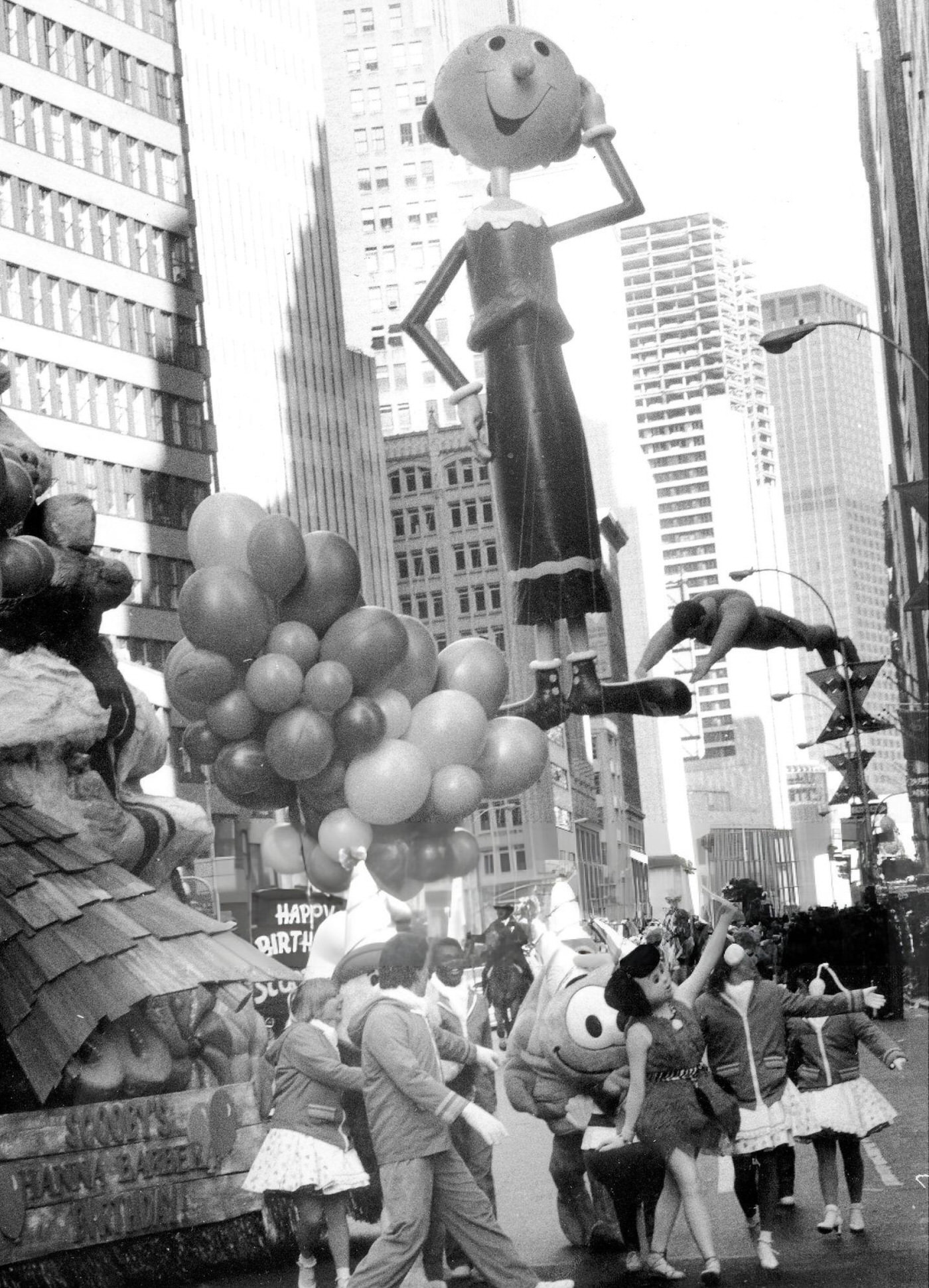 Olive Oyl Sashays Down Broadway In The Macy'S Thanksgiving Day Parade.