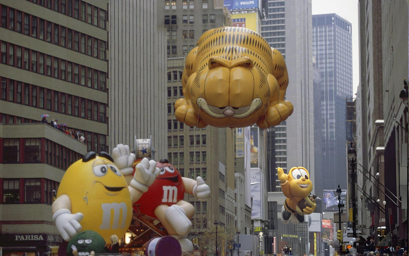 The M&Amp;Amp;M'S Float With The Garfield Balloon And The Honey Nut Cheerios Bee Balloon In Its First Appearance During The 1999 Macy'S Thanksgiving Day Parade.