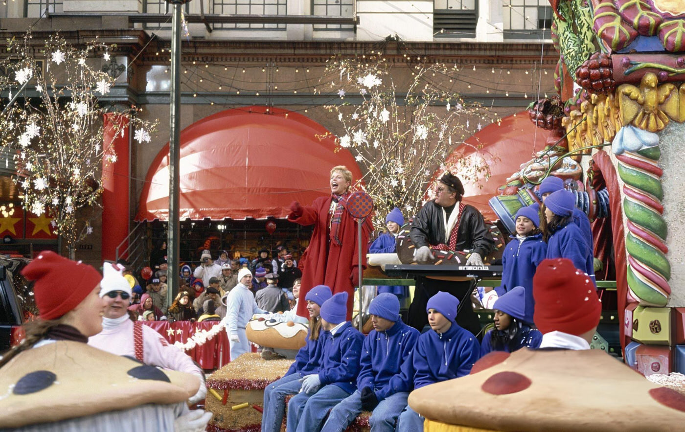 The Captain And Tenille Perform On A Gingerbread House Float During The 1996 Macy'S Thanksgiving Day Parade.
