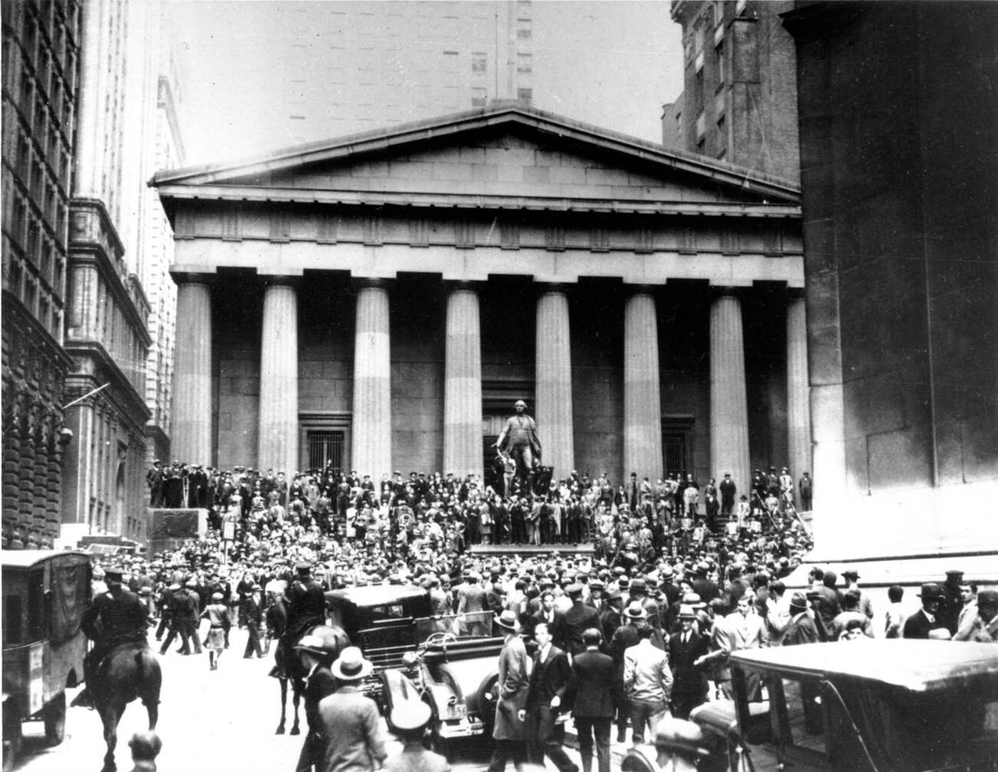 Crowds Panic In The Wall Street District Of Manhattan Due To Heavy Trading On The Stock Market In New York City On Oct. 24, 1929.