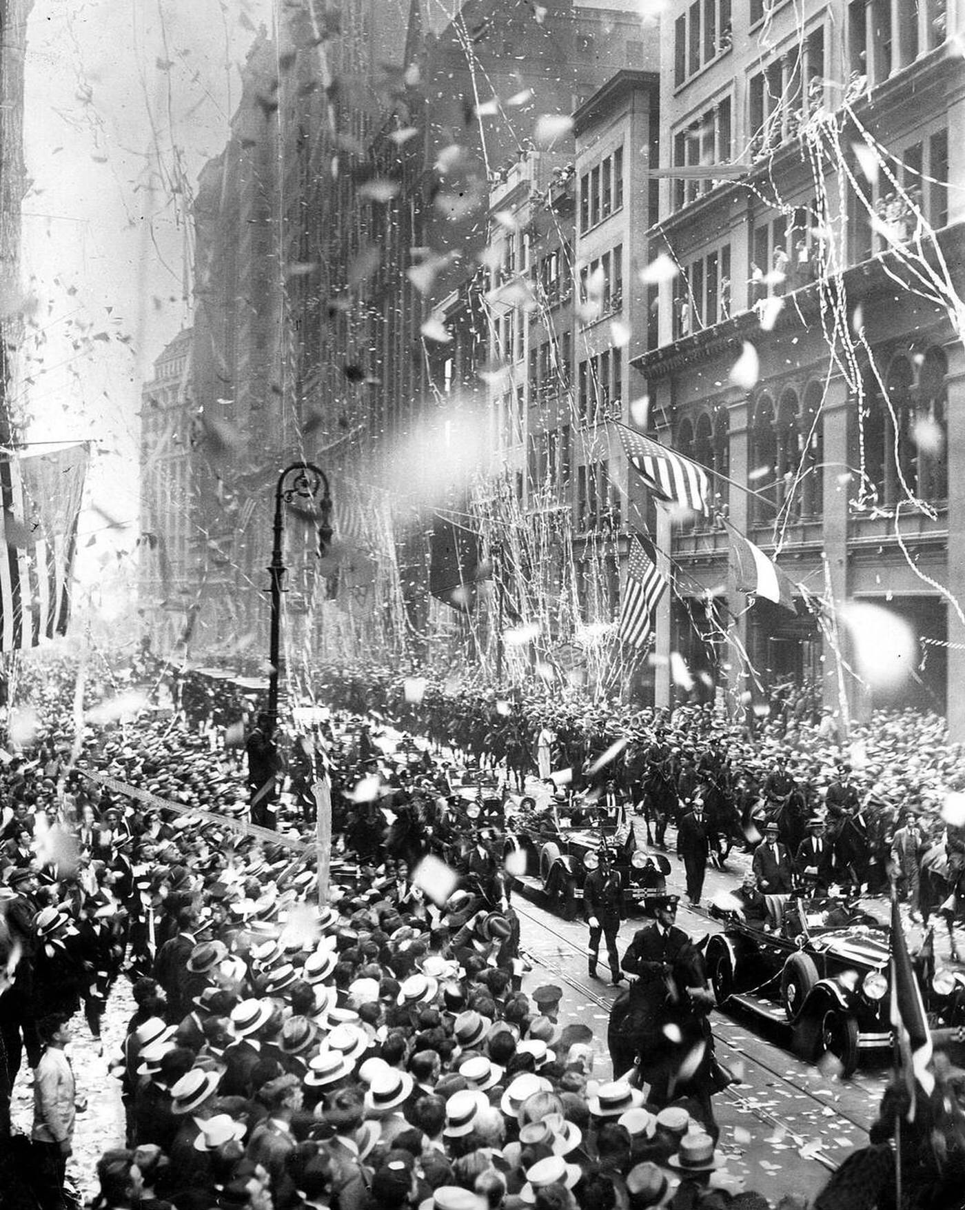 Ticker-Tape Parade For The Crew Of The Airship 'Graf Zeppelin I' (Lz 127) In New York, 1929.