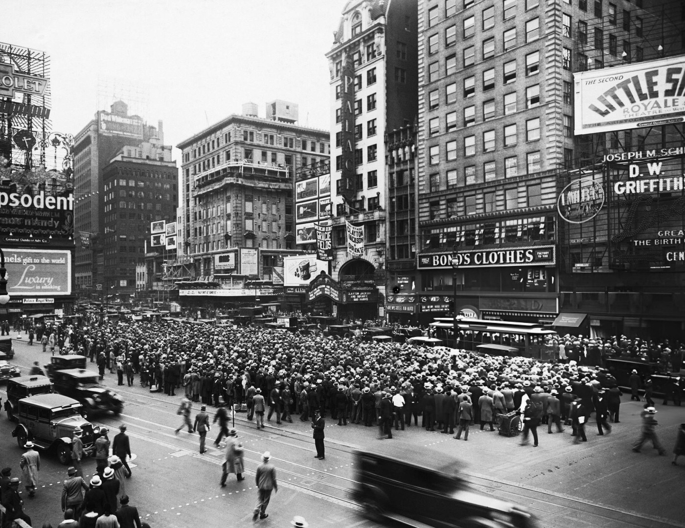 Crowds Watching The Scoreboard During The Final Game Of The World Series In Times Square.