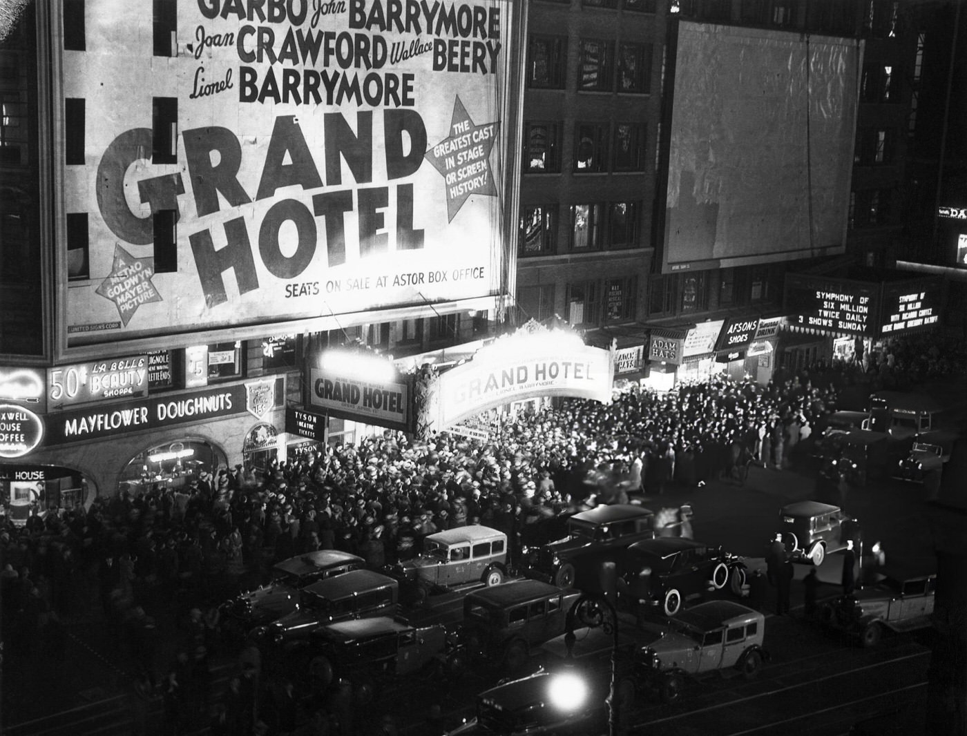 Street Crowd At The Astor Theatre For The Opening Night Of The Movie Grand Hotel, 1932.