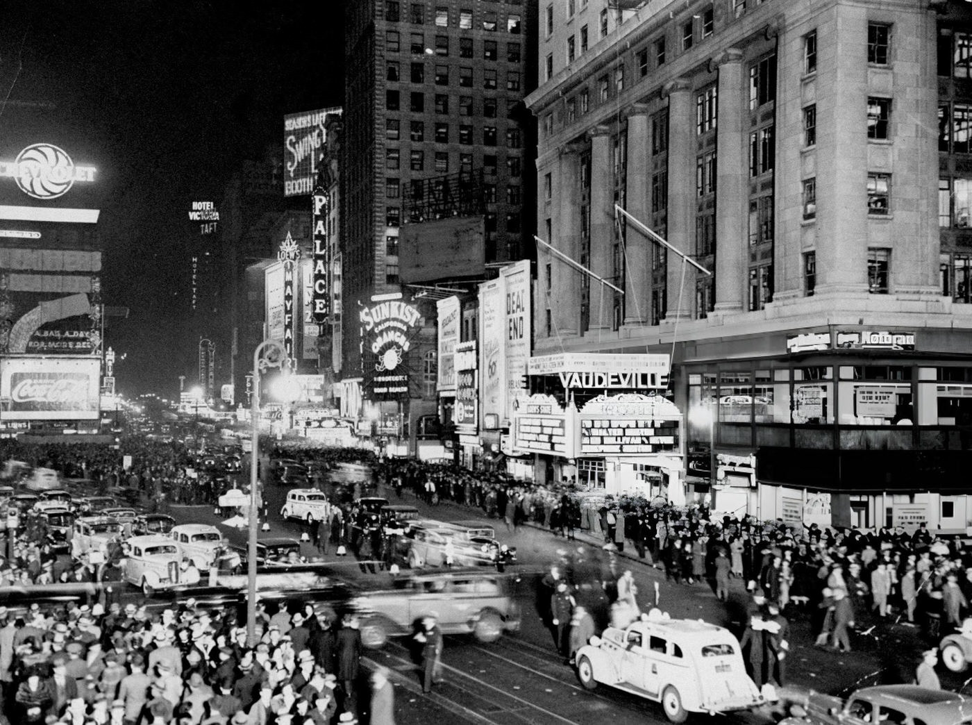 Crowds In Times Square Celebrate Franklin Roosevelt'S Campaign Election, November 1936.