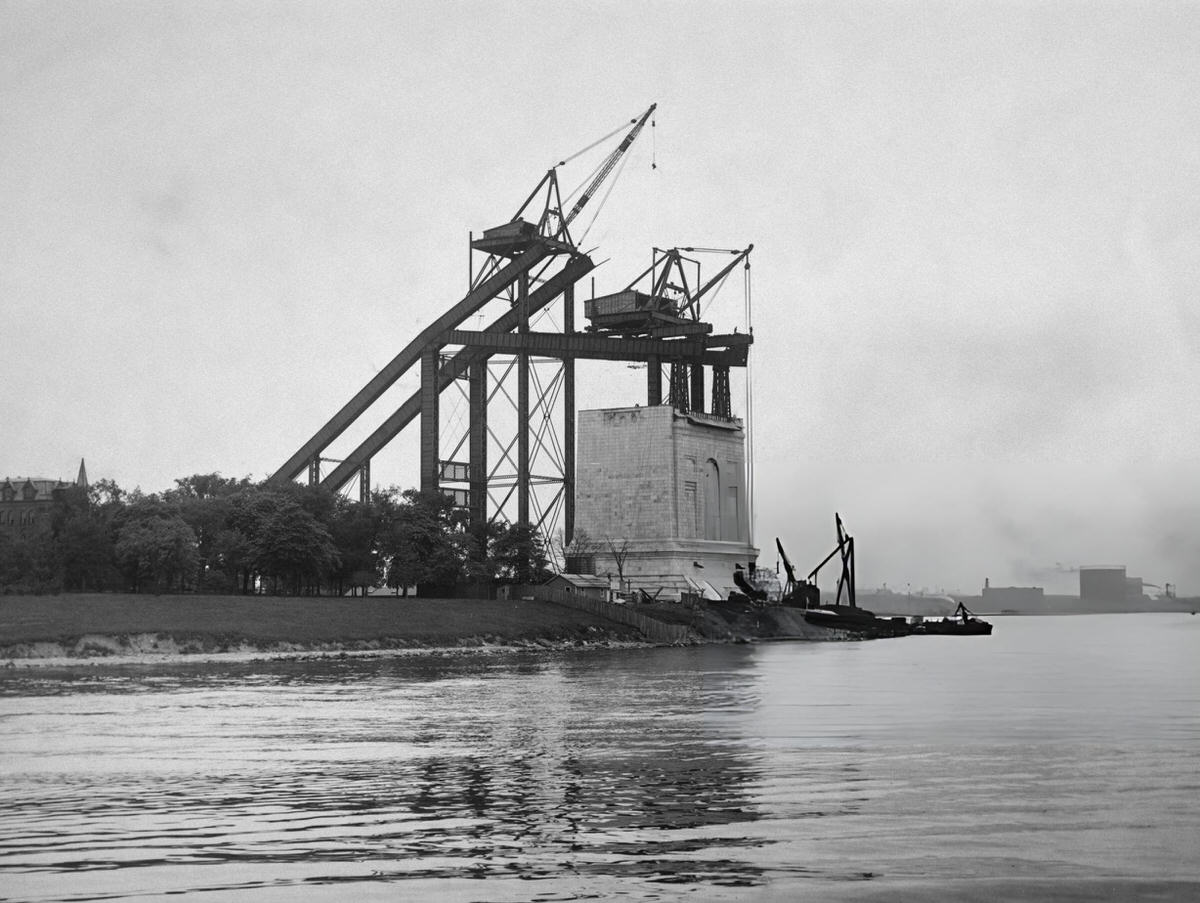 Construction Of A Masonry Tower For The Hell Gate Bridge Spanning The East River, New York, 1913.