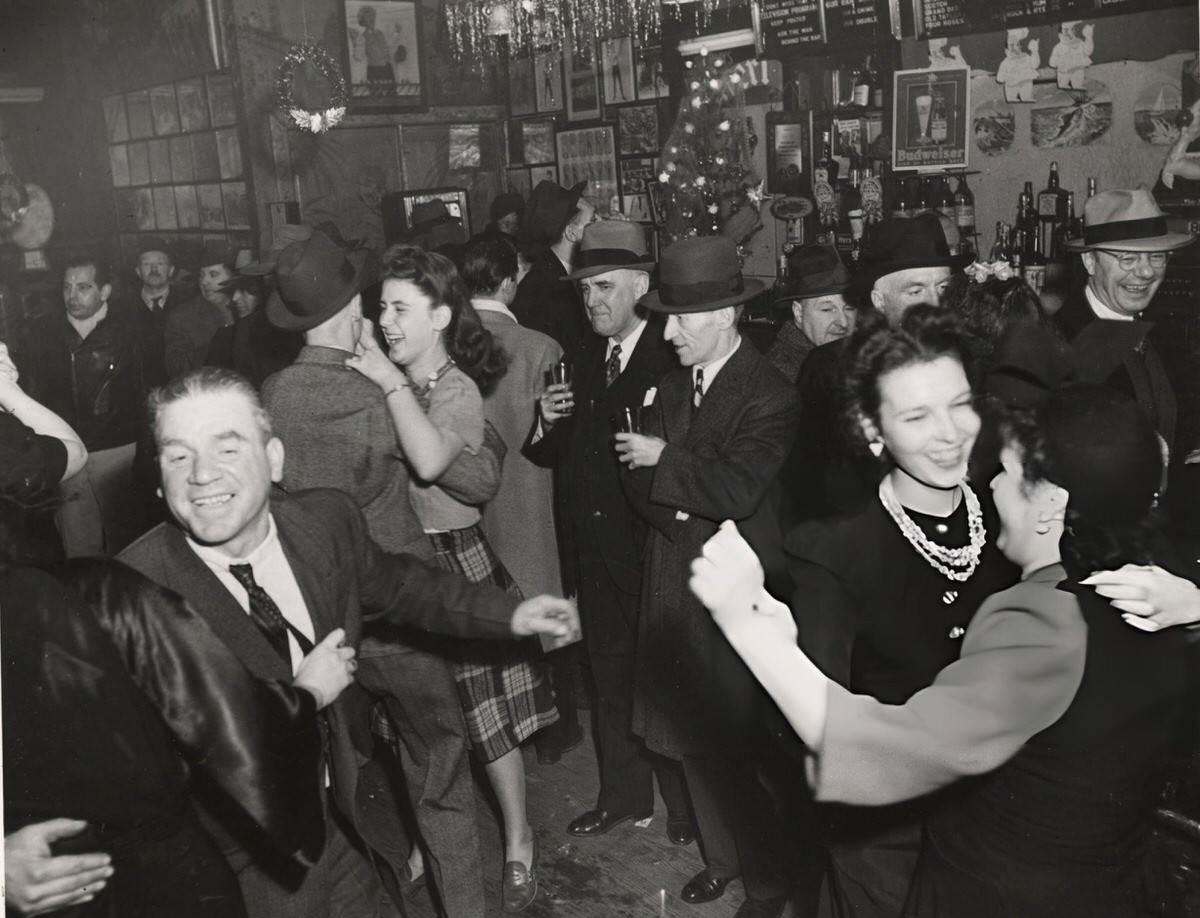 Patrons Dancing And Drinking At Sammy'S On The Bowery, New York, 1943.