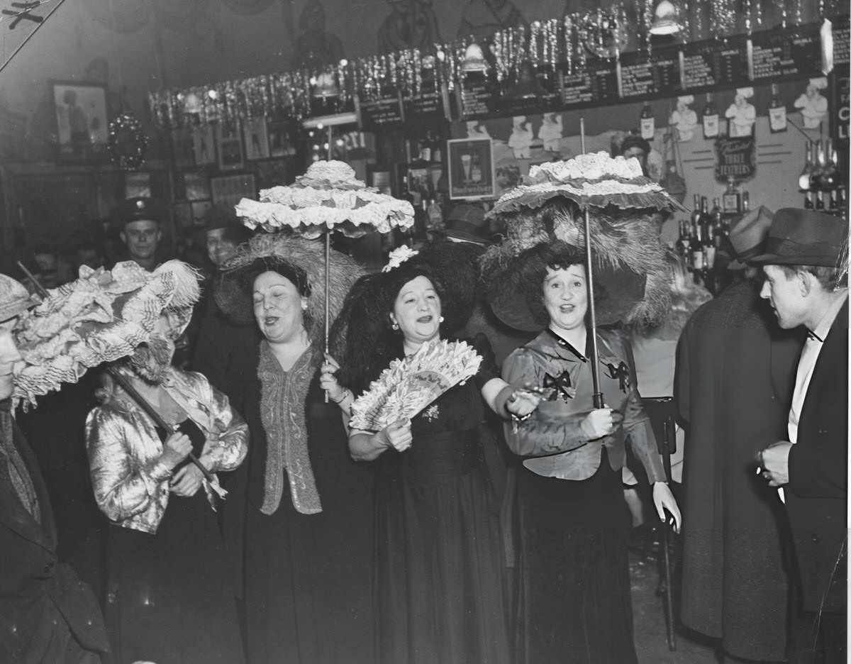 Showgirls Performing At Sammy'S On The Bowery, New York, 1944.