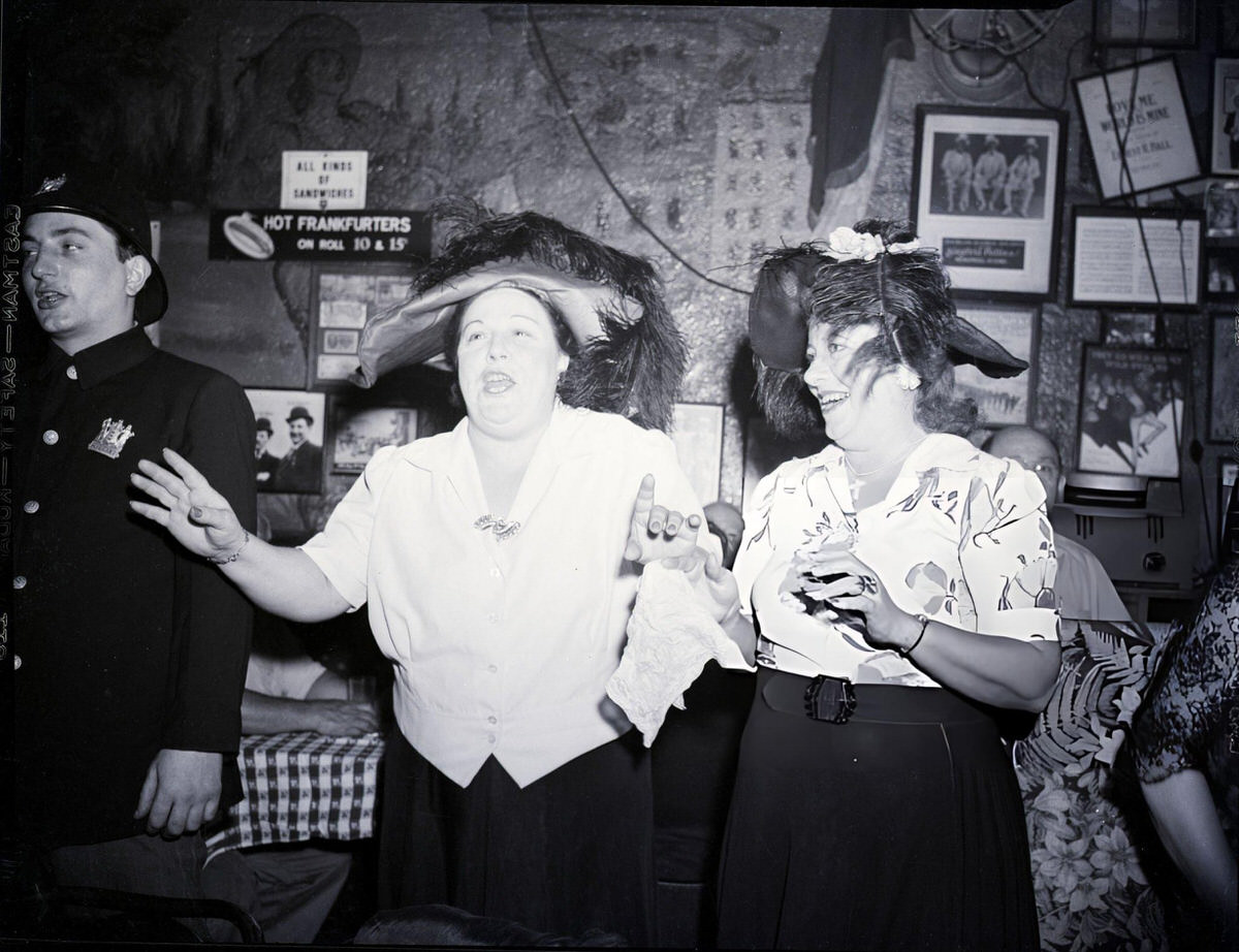 Tillie And Alice Performing Old-Time Songs At Sammy'S On The Bowery, New York, 1946.