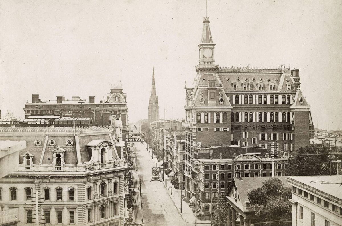 View Down Broadway, Manhattan, 1900.