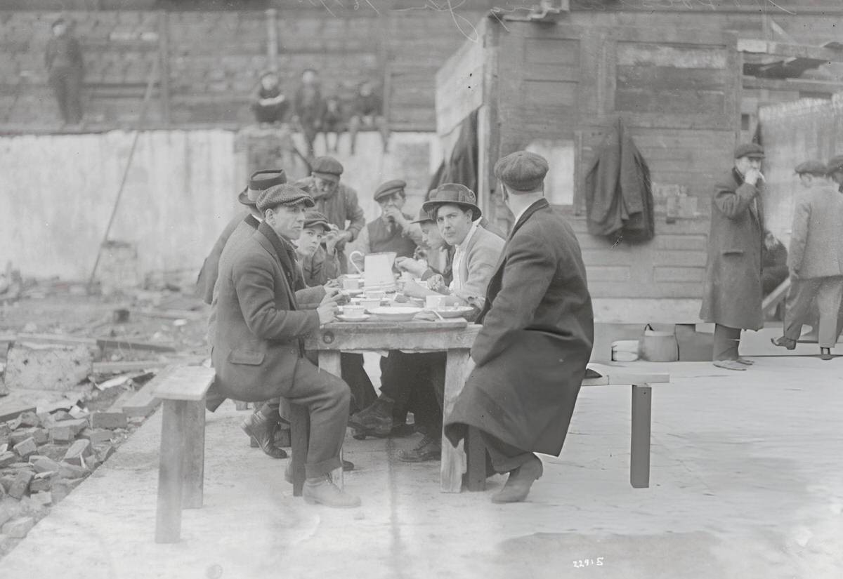 Men Eating A Meal As The Uss New York And Uss Arkansas Depart The Brooklyn Navy Yard, 1914.