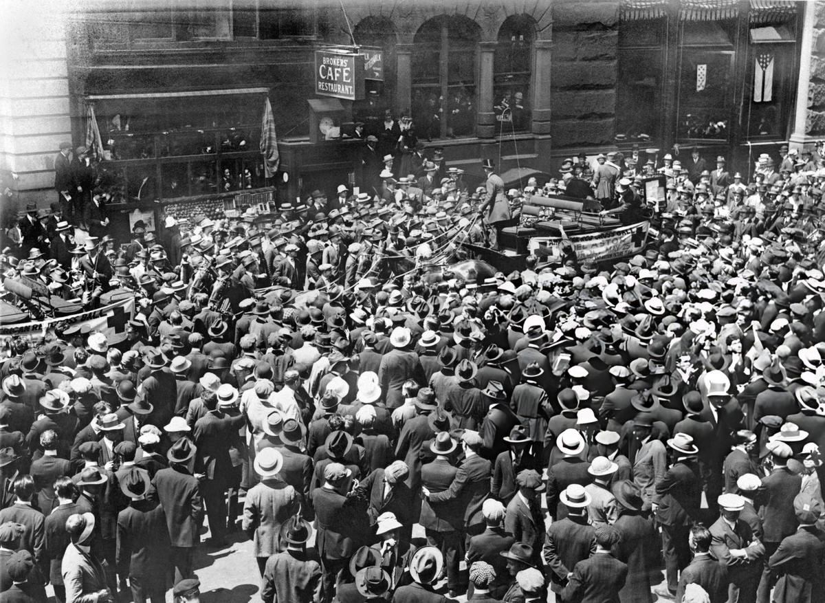 Showgirls In The Financial District Selling Tickets To The Red Cross Ball On Wall Street, 1918.