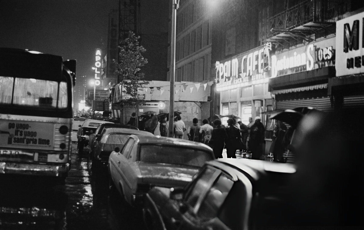 People Queuing For An Isaac Hayes Concert At The Apollo Theater, 1970.