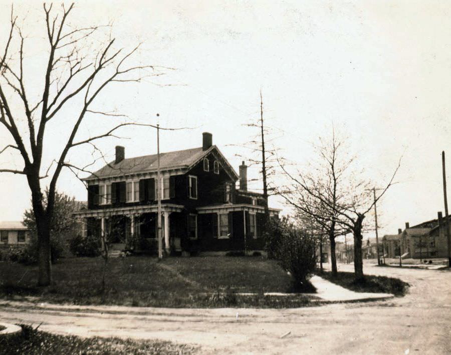 J. Howe House At The Southwest Corner Of Farmers Avenue And South Street, 1923.