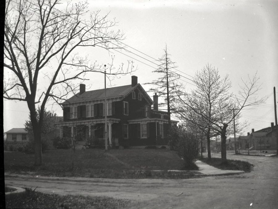 J. Howe House At The Southwest Corner Of Farmers Avenue And South Street, 1923.