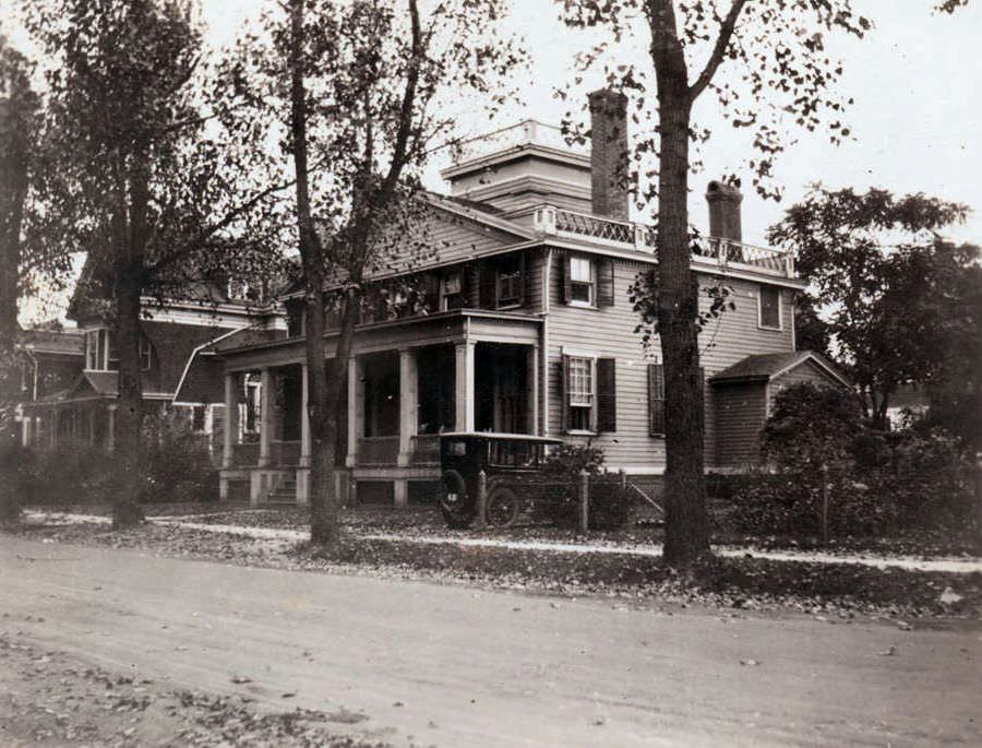 Distler'S Hotel On The South Side Of Jamaica Avenue At Van Wyck Avenue, 1922.
