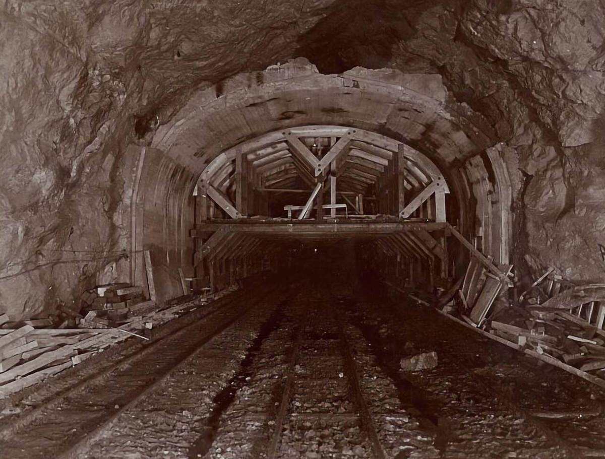 Tunnel Digging Machinery For Subway Construction, New York, 1903.