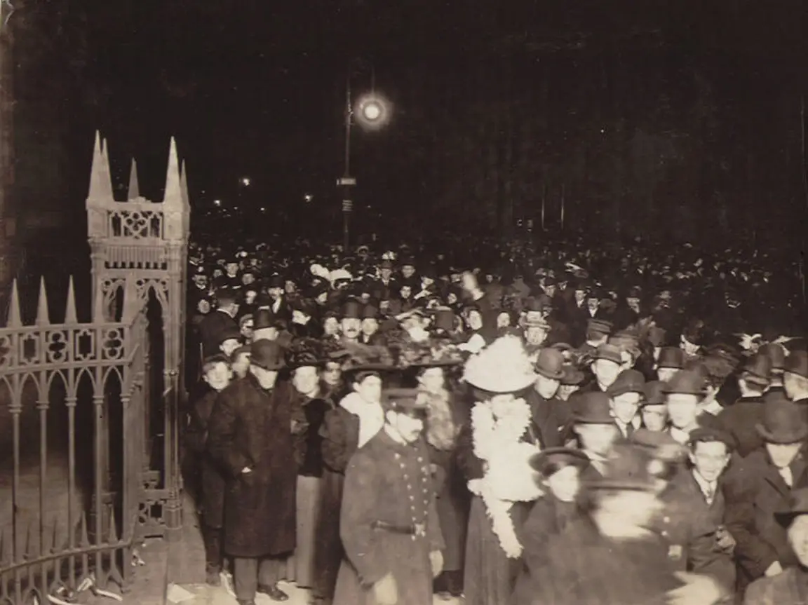 People Near Trinity Church On New Year'S Eve In 1906 In New York City.