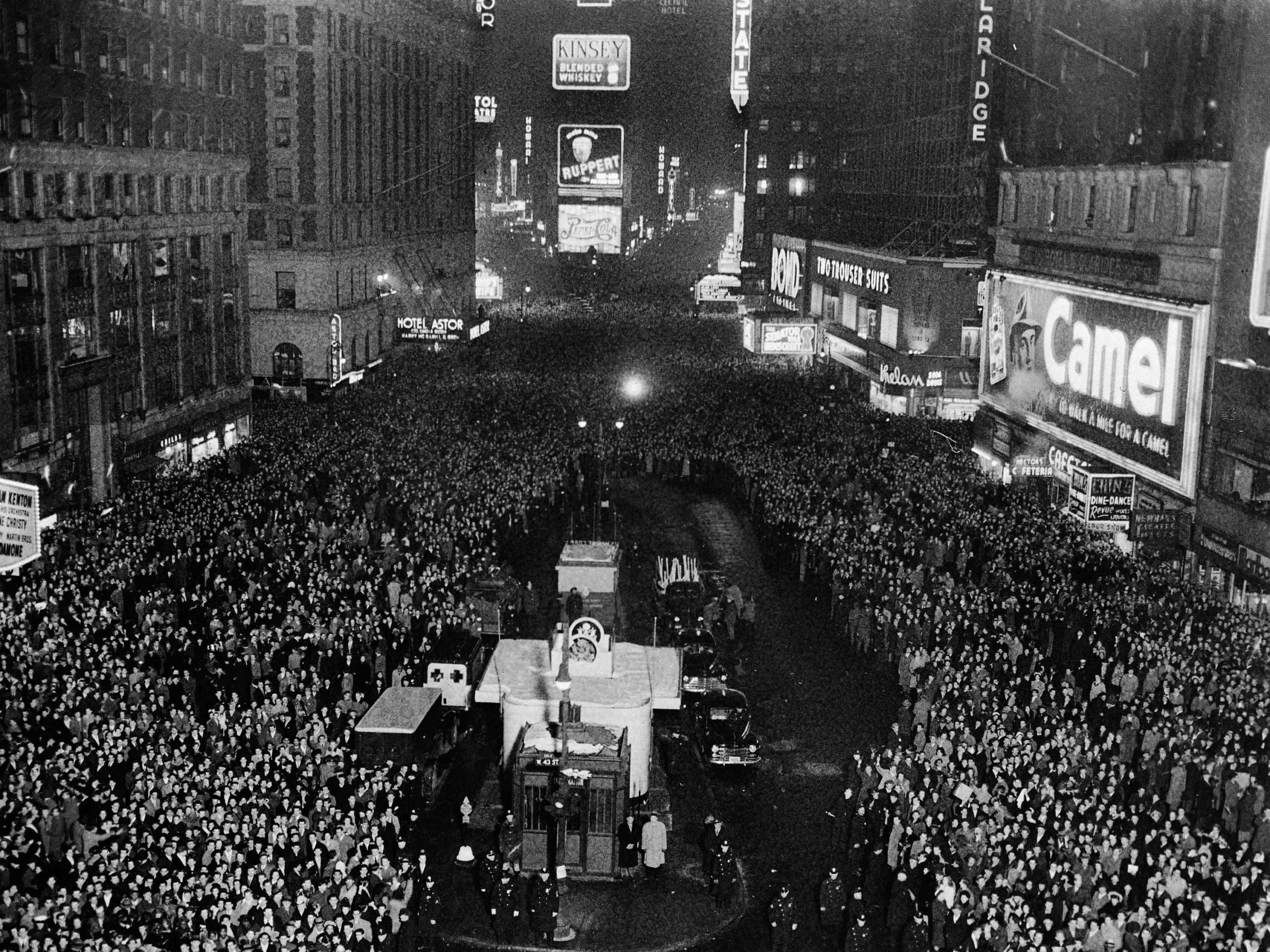 The Crowd At Times Square On December 31, 1940. Over The Next Few Decades, The Number Of Spectators Swelled. This Was The Crowd Of About 500,000 People Ringing In The New Year In 1940.