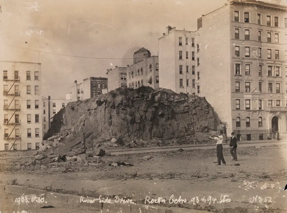 Riverside Drive, Rock Between 93Rd And 94Th Streets, Manhattan In 1903.