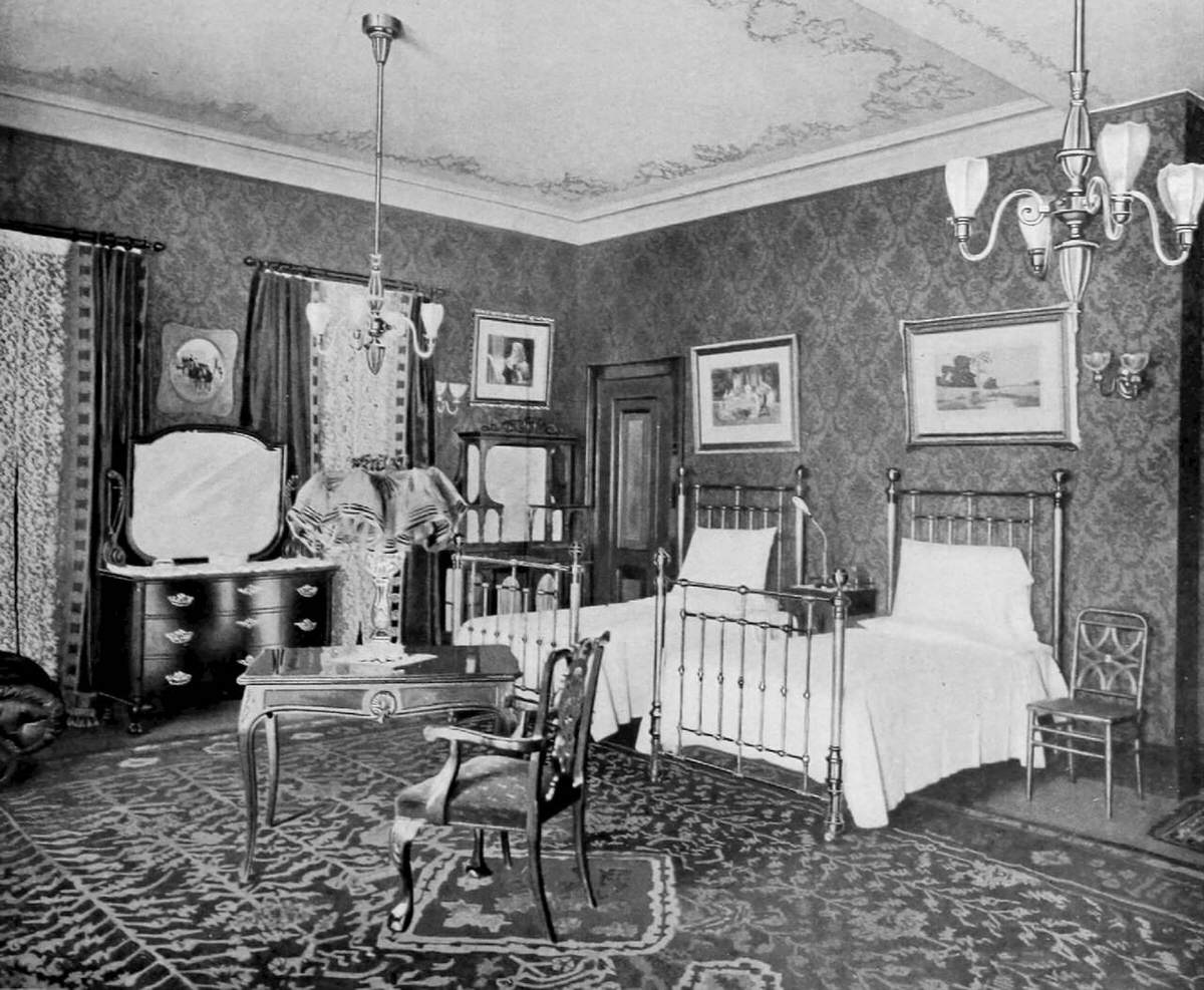 Double Bedroom At The Astoria.