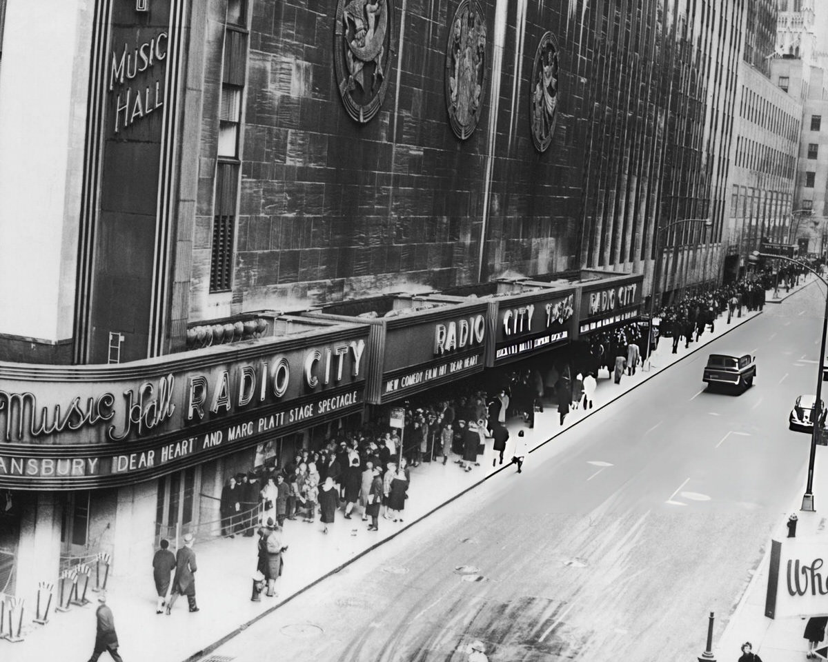 Queue Outside Radio City Music Hall For The Film Dear Heart, New York, 1964.