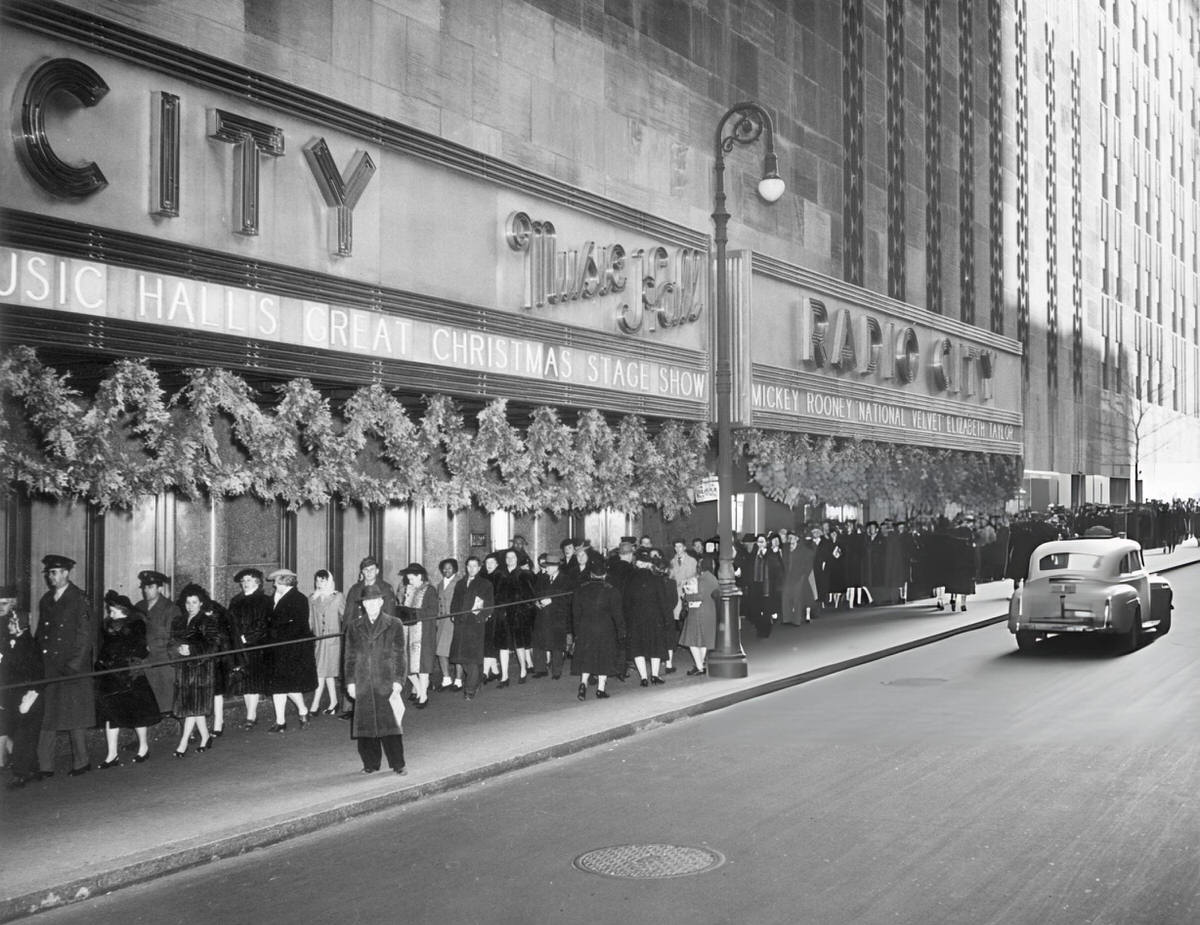 People Queuing Outside Radio City Music Hall For The Christmas Show And The Film National Velvet, New York, 1944.