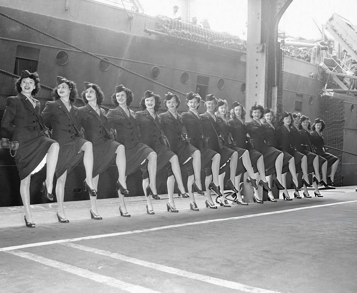 The Rockettes Preparing To Board A Ship For A Uso Tour, New York, 1945.