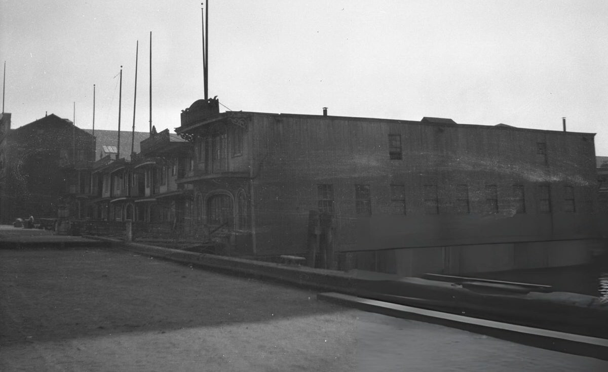 Floating Oyster Houses At South Street And Pike Slip, Lower Manhattan, 1900S.