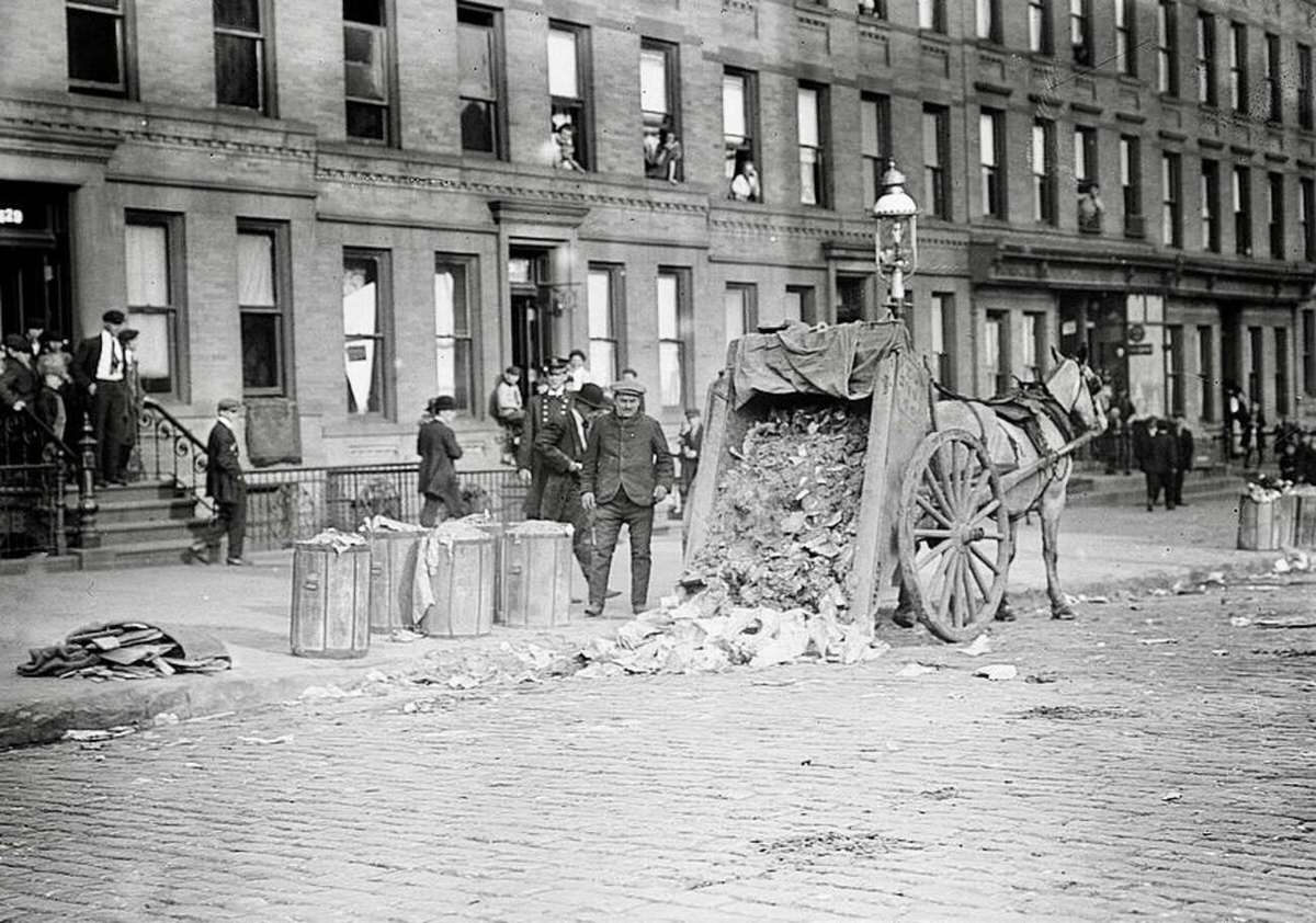 Street Scene, New York, 1911.