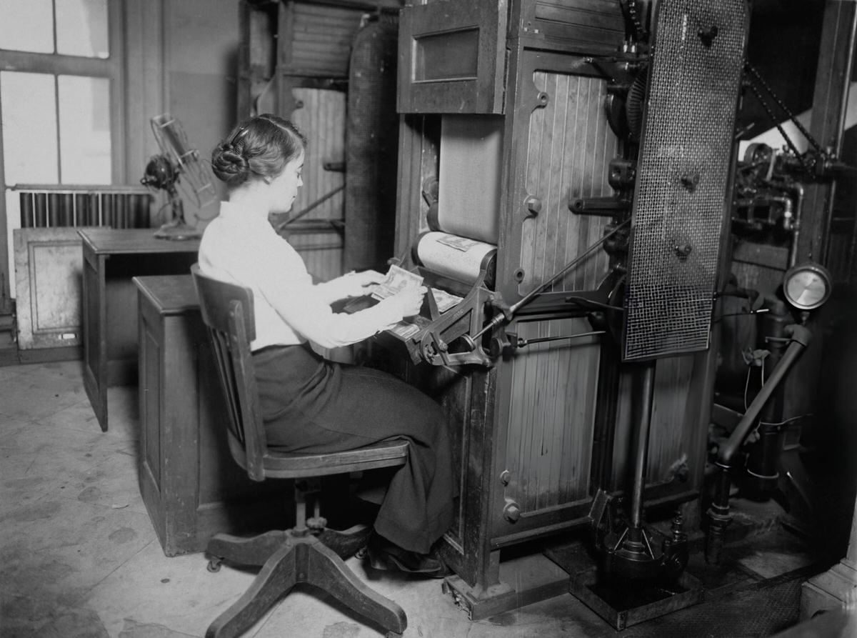 Woman Operating A Mangle To Smooth Cleaned Banknotes At The U.s. Treasury Building, New York, 1895.