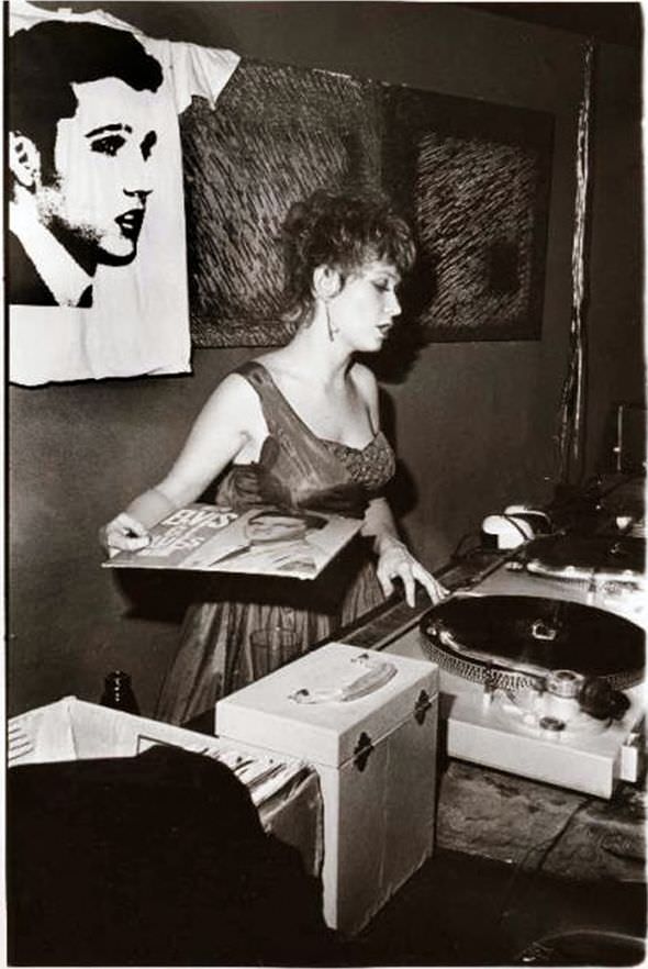 Ann Spinning The Cocktail Mix Du Noir